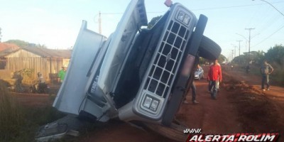 Rolim de Moura -  Caminhão basculante cai em córrego no cruzamento da Rua Barão de Melgaço com Avenida Goiânia