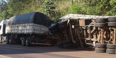 Carreta tomba na BR-364 ao tentar desviar de lombada eletrônica