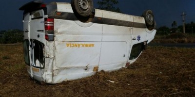 Ambulância de Vale do Paraíso capota na BR-364 com paciente de 10 anos de idade dentro