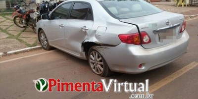 Câmera de segurança flagra momento em que carreta arrasta Corolla estacionado no centro de Pimenta