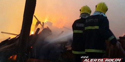 Rolim de Moura -  Casa abandonada é totalmente destruída pelo fogo
