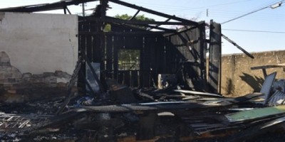 Menino de 3 anos incendeia casa brincando com isqueiro em Ariquemes