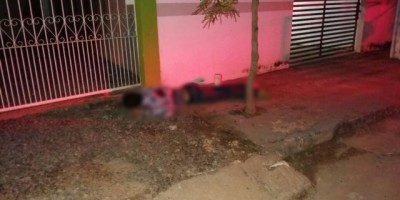Homem é assassinado a tiros em frente de bar em Jaru