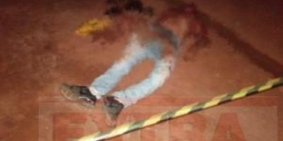 Vendedor de espetinho é assassinado a tiros em frente à casa do irmão em Corumbiara