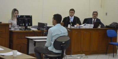 'Fechei os olhos e a esfaqueei', conta jovem durante julgamento em RO