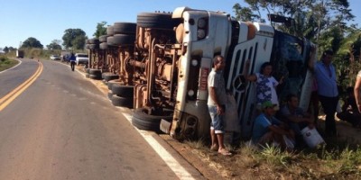 Carreta tomba na BR-364 e carga de farelo de soja é saqueada
