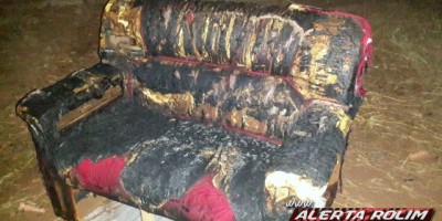 Rolim de Moura -  Corpo de Bombeiros age rápido e evita que casa de madeira seja destruída pelo fogo 