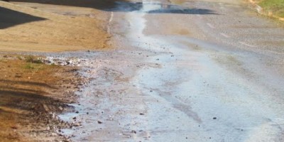 Desperdício - Vazamento da Caerd faz rua virar rio, em Ariquemes