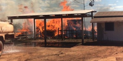 Incêndio consome toda madeira armazenada no pátio de um depósito em Espigão do Oeste - Video