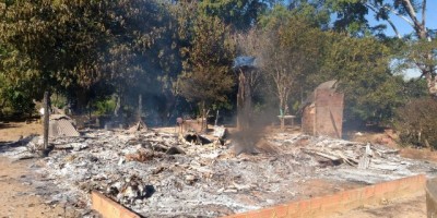 Santa Luzia - Casa é totalmente consumida pelo fogo na linha 176