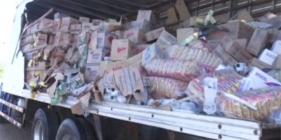 Carreta colide com caminhão e carga é saqueada por moradores na BR-364