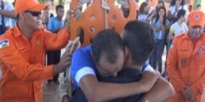 Ariquemes - Bombeiros ajudam pai tetraplégico abraçar seu filho em pé  - Vídeo 