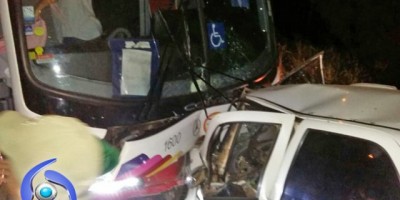 Colisão frontal entre carro e ônibus resulta em uma morte na BR-364 entre Presidente Médici e Ji-Paraná