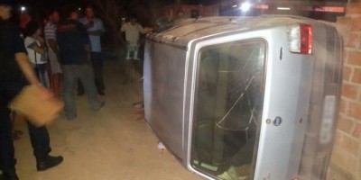 Rolim de Moura -  Condutora de carro perde o controle da direção, tomba veículo e se choca contra muro de residência