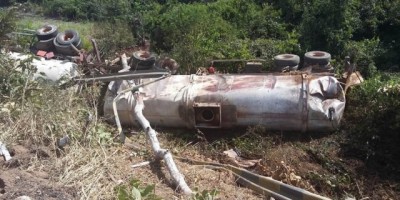 Carreta carregada com combustível tomba na BR-364