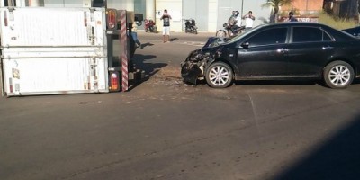 Ji-Paraná – Caminhão baú tomba na pista após acidente na marginal da BR-364