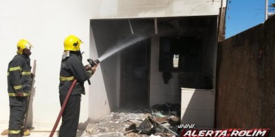 Rolim de Moura -  Corpo de Bombeiros é acionado para combater incêndio em residência no bairro Cidade Alta 