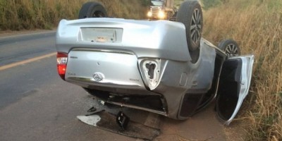 Motorista perde o controle após desviar de cachorro e capota veículo na BR-364, entre Ji-Paraná e Ouro Preto