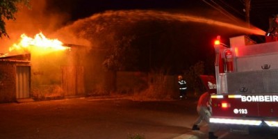 Incêndio durante a madrugada consome parcialmente estabelecimento em Jaru