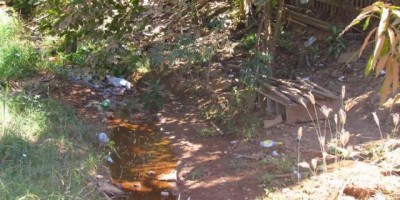 Caos da Caerd em Ariquemes: água suja e esgoto a céu aberto