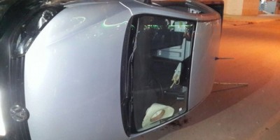 Rolim de Moura -  Carro tomba na Avenida Norte Sul