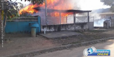 Machadinho - Residência próximo da delegacia pega fogo com crianças dentro 