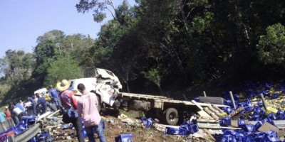 Caminhão de bebidas tomba e carga fica espalhada na RO-481 em Nova Brasilândia