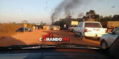 Fazendeiros fecham BR 429, em Seringueiras, e pedem a saída imediata dos invasores da Fazenda Bom Futuro