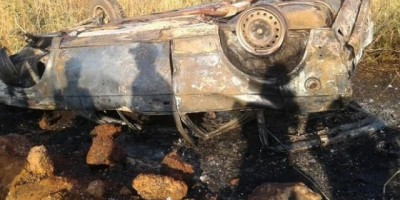 Carro pega fogo depois de capotar com 4 pessoas em Ariquemes