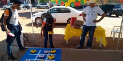 Pedestres são orientados com atividades lúdicas durante a semana da EXPOAGRO em Rolim de Moura