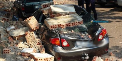 Muro de cemitério desaba e destrói carros em Porto Velho