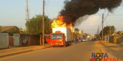 Vilhena -Caminhão pega fogo e carga é destruída gerando mais de R$ 8 mil em prejuízos