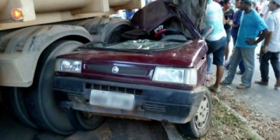 Tarilândia – Família tem veículo esmagado por carreta e saem ilesos do acidente