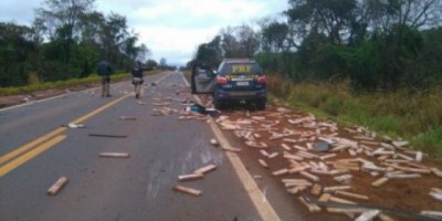 BR fica coberta de maconha após traficante capotar Hillux carregada de drogas
