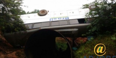 Ônibus com alunos e servidores do IFRO tomba na BR-319; Fotos