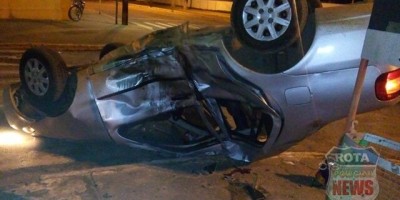 Vilhena - Veículo capota após ser atingido por moto e três pessoas ficam feridas, duas em estado grave