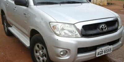 Rolim de Moura -  Bandidos invadem casa, amarram vítimas e em seguida roubam uma caminhonete Hilux