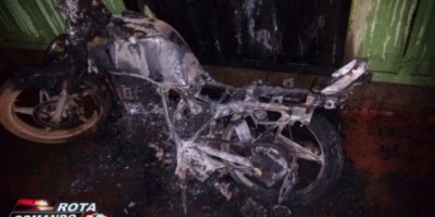 Inquilino ateia fogo em residência e moto em São Francisco do Guaporé