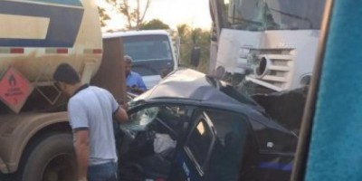 Táxi de Ji-Paraná com quatro ocupantes é esmagado em engavetamento na BR-364