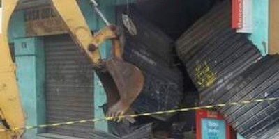Brasil - Criminosos usam retroescavadeira para arrombar estabelecimento e tentar roubar caixa eletrônico no RJ