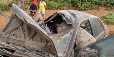Cacoal - Mulher fica presa às ferragens após carro capotar em estrada