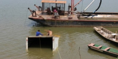 Caminhão carregado com frango afunda no Rio Mamoré em Guajará Mirim