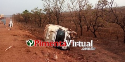Motorista perde o controle e tomba caminhão na BR-364 em Pimenta Bueno