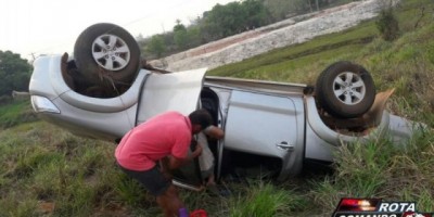 Duas pessoas ficam feridas durante capotamento de veículo na BR 429 em São Miguel do Guaporé