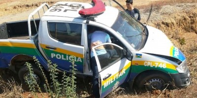 Acidente envolvendo viatura da PM e caminhão deixa policiais feridos