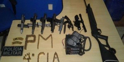 São Miguel  -  Dupla é presa com 05 pistolas, um revólver e uma espingarda