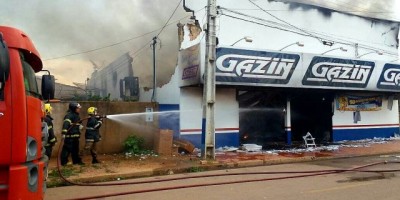 Candeias do Jamari - Loja do grupo Gazin é destruída por incêndio - Vídeo
