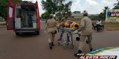 Rolim de Moura -  Gestante fica ferida em acidente envolvendo moto e carro no Centro da cidade