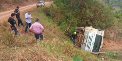 Alto Alegre -  Caminhão caçamba do DER tomba na linha P.40