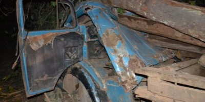 São Francisco do Guaporé - Caminhão toreiro bate em árvore e deixa pessoas gravemente feridas